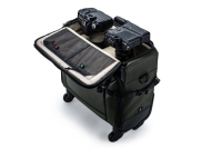 <p> </p>
<p>De Vanguard VEO SELECT 42T is een trolley die voldoet aan strikte handbagage eisen*.  Er is ruimte voor 1 tot 2 spiegelreflexcamera’s met bevestigde lens, 3-4 extra lenzen (tot 300 mm f / 2.8), een flitser en accessoires. Er kan ook video-apparatuur of een kleine drone worden meegenomen. Er is tevens ruimte voor een 15" laptop, een 9,7" tablet en er kan een statief worden meegedragen.<br />   Beschikbaar in twee kleuropties: Zwart en groen </p>
<p> </p>
<ul>
<li>Voldoet aan de strengste eisen van luchtvaartmaatschappijen qua vorm en omvang*</li>
<li>Snelle toegang - bereik uw uitrusting snel via de opening aan de bovenkant of voorkant</li>
<li>Comfortabel - Goed gevoerde, antislip schouderriem en robuuste handgreep</li>
<li>Altijd beschermd - rondom goed opgevuld</li>
<li>Goed georganiseerd - tal van speciale vakken, organisatoren en aansluitingen voor alle benodigdheden</li>
<li>Om te zetten in bagagetas - verwijder eenvoudig het binnen-verdeel-compartiment</li>
<li>Bedrijfsgericht – ruimte voor een 15" laptop + 9,7" tablet</li>
<li>VEO TRIPOD LINK - statief-draagsysteem</li>
<li>Schoon en droog - waterbestendig en antikrasmateriaal aan de onderkant</li>
<li>Hou het droog – omvattende regenhoes</li>
</ul>
<p> </p>
<p><em> </em> <em>* Regels voor handbagage door luchtvaartmaatschappijen kunnen worden gewijzigd en verschillen per luchtvaartmaatschappij en land. Om aan de vereisten te voldoen, moet u mogelijk laptops, statiefhouders en hulpstukken verwijderen. Bel uw luchtvaartmaatschappij of bezoek de website voor de huidige beperkingen voor afmetingen en gewicht.</em><br /> <br /> De Vanguard VEO SELECT 42T trolley* beschikt over een geweldige "on-the-go" transformatie-optie, waarmee u het binnen enkele seconden van trolley transformeert naar schoudertas. Ontworpen voor intuïtief gebruik: u vindt eenvoudig uw ideale indeling met deze compacte transportoplossing.<br /> <br /> Vanwege de vermomde "bagagestijl" van de VEO SELECT 42T, zal niemand ooit raden dat in deze goed gevoerde "kleine koffer" een ruim binnen-compartiment zit met een veelvoud van veelzijdige verdelers die kunnen worden aangepast om bescherming en transport te bieden voor 1-2 spiegelreflexcamera’s, 3 -4 lenzen, een flitser en meerdere accessoires of als alternatief een kleine drone of video-uitrusting.</p>
<p> </p>
<p>Strategisch geplaatste interne en externe vakken regelen alle andere benodigdheden. Tot een 15-inch laptop en een 9,7-inch tablet passen in beschermhoezen op de flap aan de voorkant. Aan de ene kant vind je een flexibele ruimte voor een waterfles, aan de andere kant een uitklapbare statiefhouder en bevestigingsriem en aan de achterkant een speciale naamkaarthouder.<br /> <br /> De VEO SELECT 42T is een vierwielige "spinner" trolley met een handgreep met dubbele stang. Klaar voor alle eventualiteiten: een goed gevoerde antislip schouderband en een versterkte stevige handgreep. Duurzaam water-krasbestendig materiaal langs de onderkant. Regenhoes inbegrepen.  </p>
<p><strong><a href="mailto:redactie@prinzo.nl"> </a></strong></p>